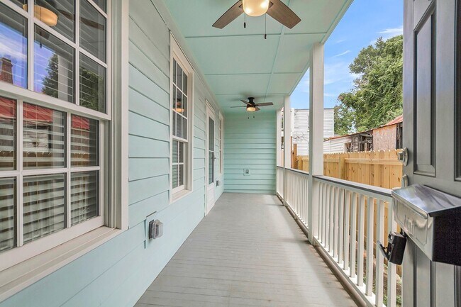 Building Photo - 1 Bedroom 1 Bath Condo in Radcliffeborough...