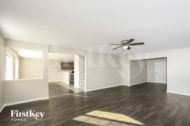 Foto del edificio - 1451 Round Lake Rd