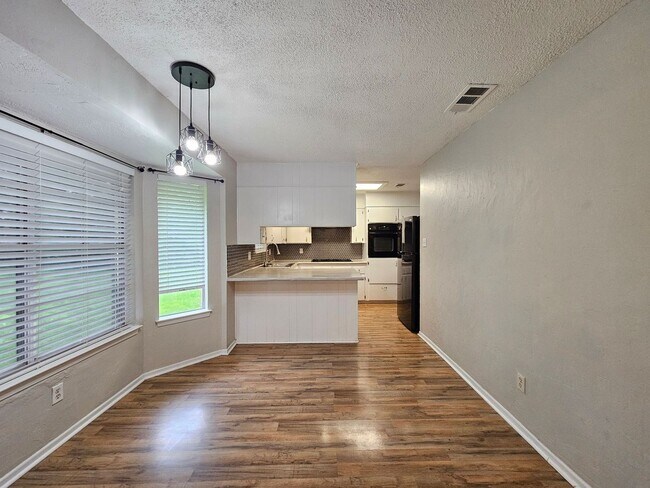 Building Photo - 2301 Zinnia Ct