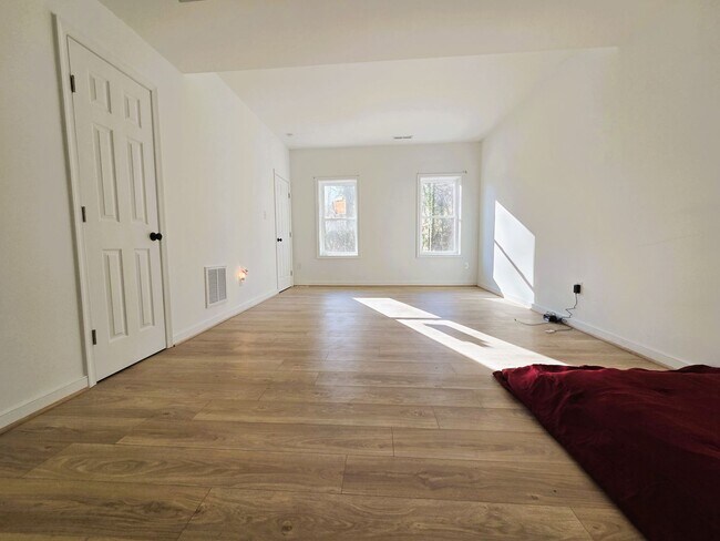 Foto del edificio - Large 3 story home located in Glenwood Park just minutes from downtown Richmond