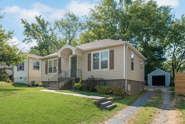 Photo - 1002 Broadmoor Dr House