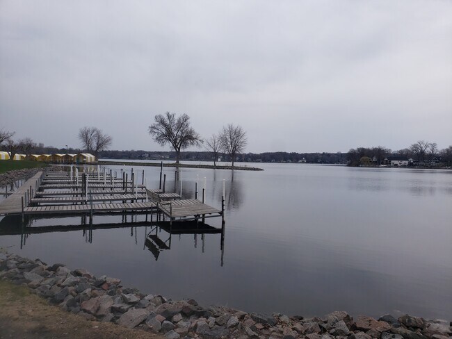 Gire a la derecha en el lago Minnetonka - 5400 Three Points Blvd