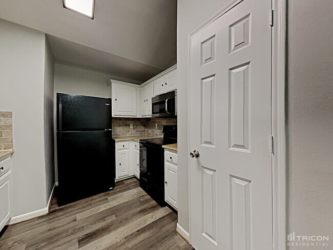 Foto del edificio - 6930 Garnet Trail Ln