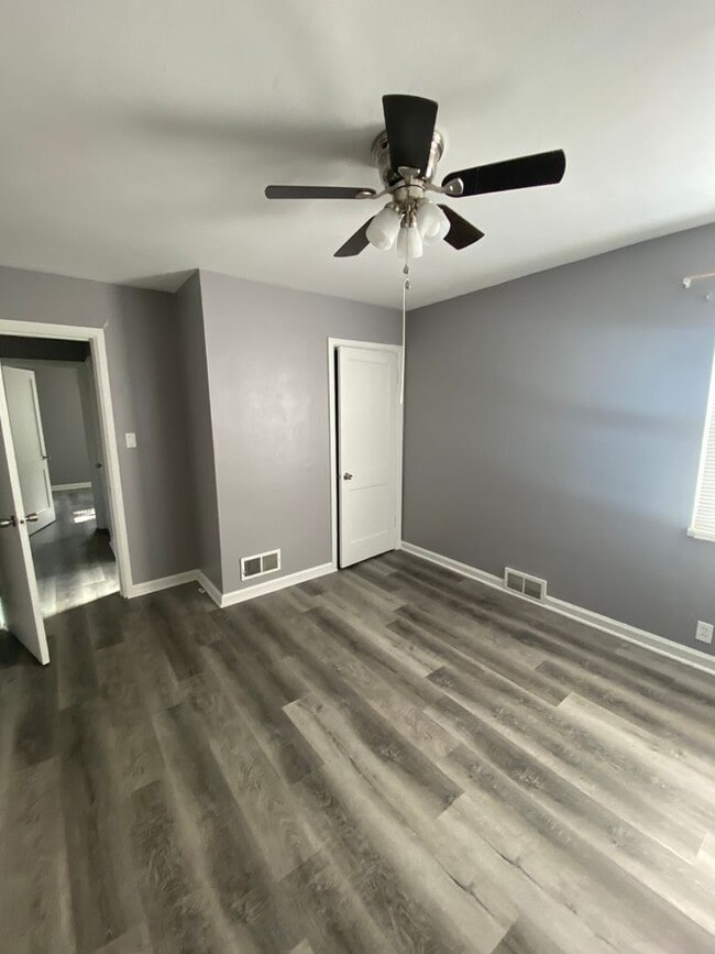 Building Photo - College Hill Rental Available NOW!