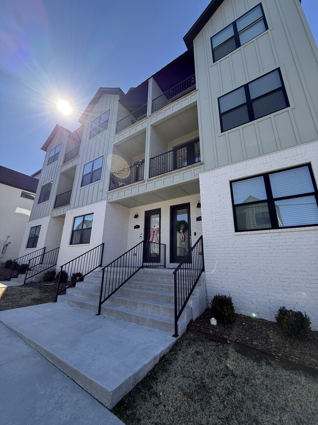 Building Photo - 707 Whitham Ave