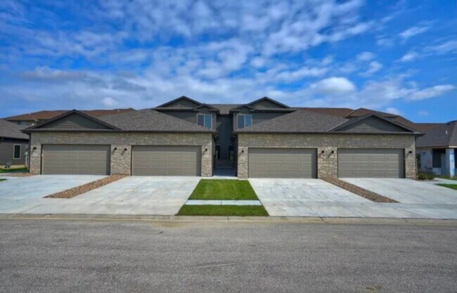Foto del edificio - Brand New Spacious 2-Story with 3 bedrooms/2.5 bathrooms in Waverly
