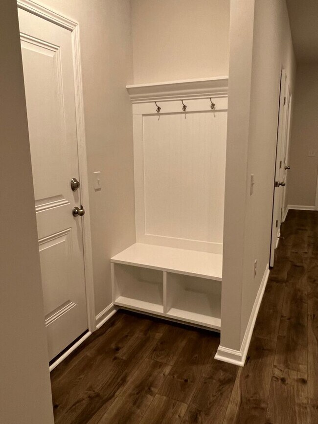 Building Photo - 3 bed, 2.5 bath  End unit townhome in Pooler