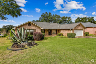 Building Photo - 1960 Woodbridge Dr