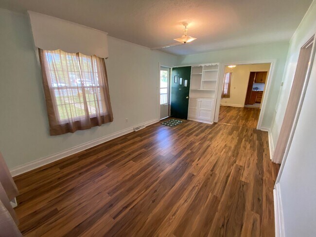 Building Photo - Beautiful 2 bed 1 bath in the heart of Alt...
