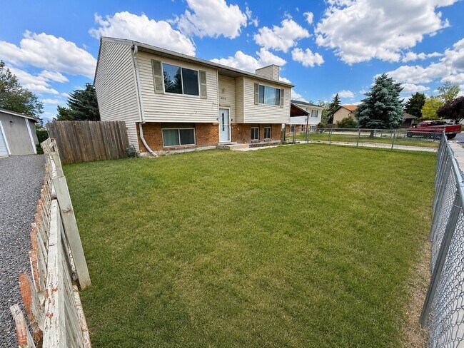 Foto del edificio - Amazing 4 bedroom 2 bathroom multi kitchen home a must see!!