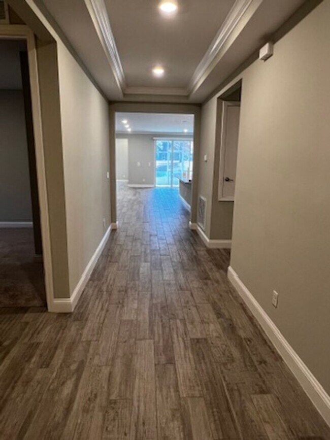 Foto del edificio - FOUR BEDROOMS and THREE BATHS For Rent