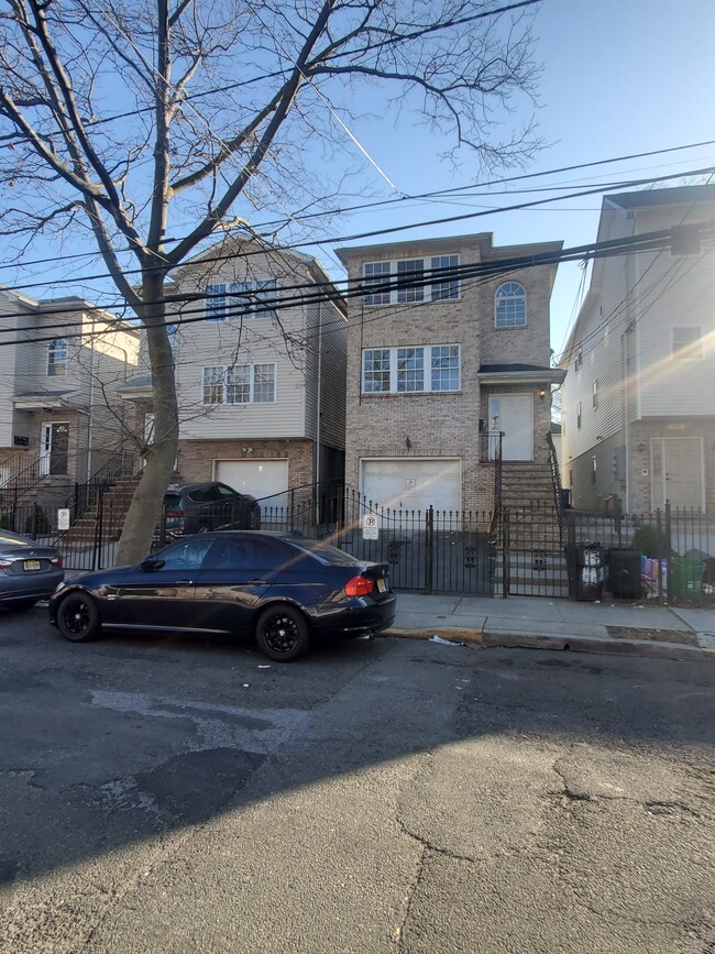 Building Photo - 16 Halleck St