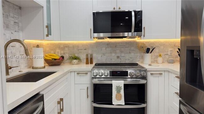 Building Photo - 5161 Collins Ave