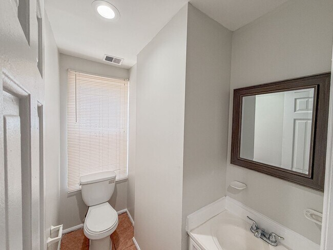 Foto del edificio - STUNNINGLY RENOVATED 5BR/2BA END UNIT ROW ...