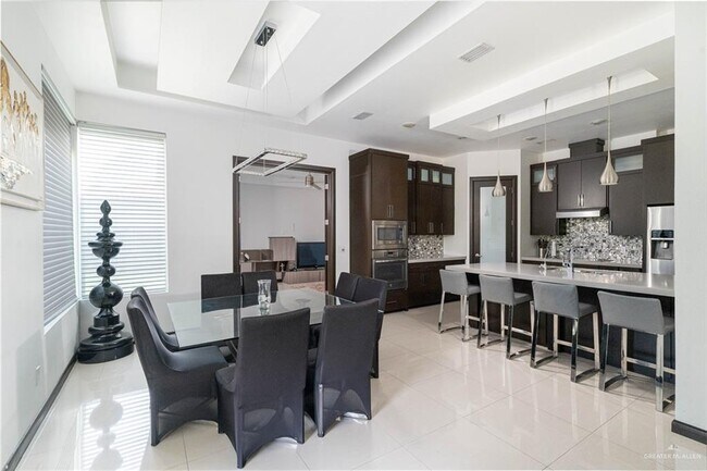 Building Photo - 26 El Jardin St