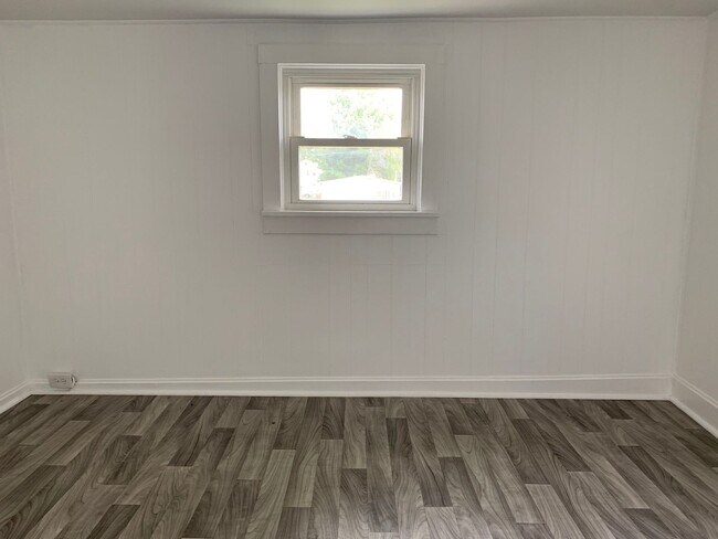 Building Photo - Two Bedroom Ranch Home