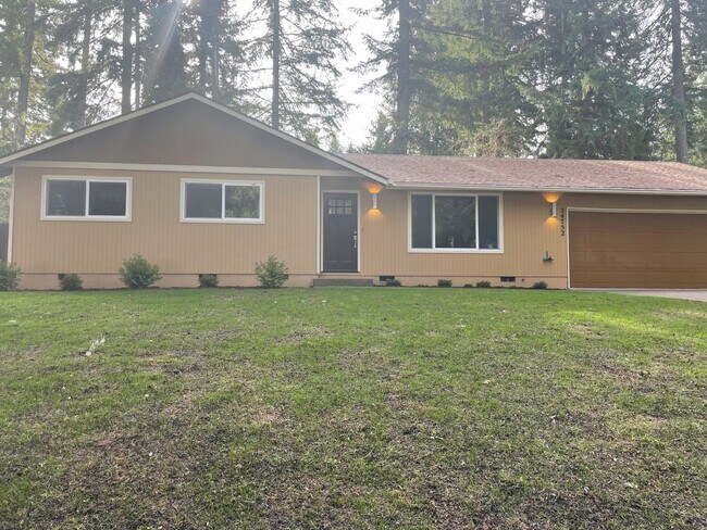 Building Photo - 3 Bedroom 2 Bathroom with 2 Car Garage in ...