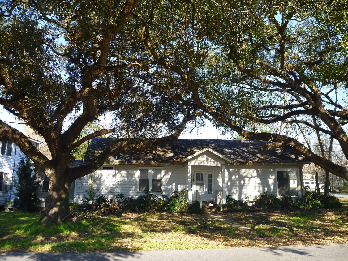 Primary Photo - 1404 N Ave G