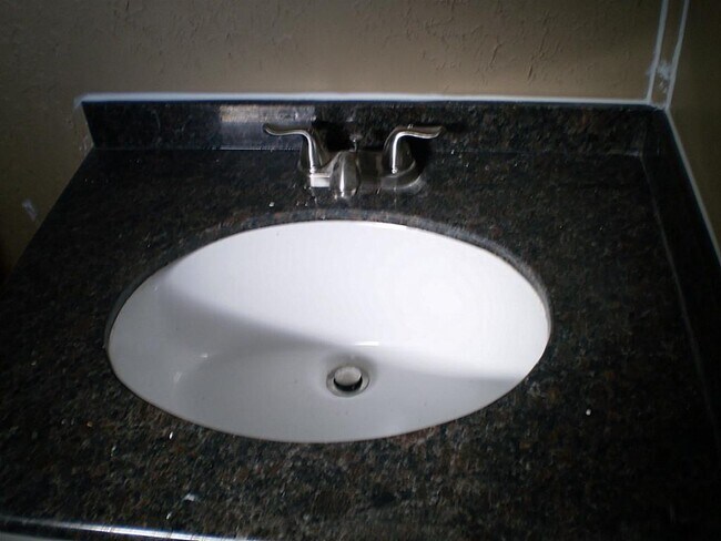 Foto del edificio - 7102 Lewis Ln