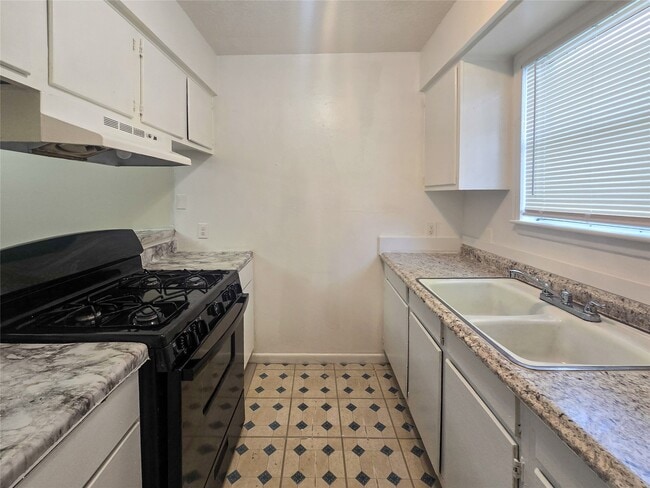 Building Photo - 3714 Ave S