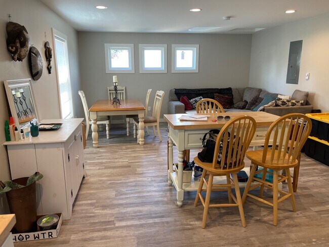 Building Photo - 609 S 11th Ave