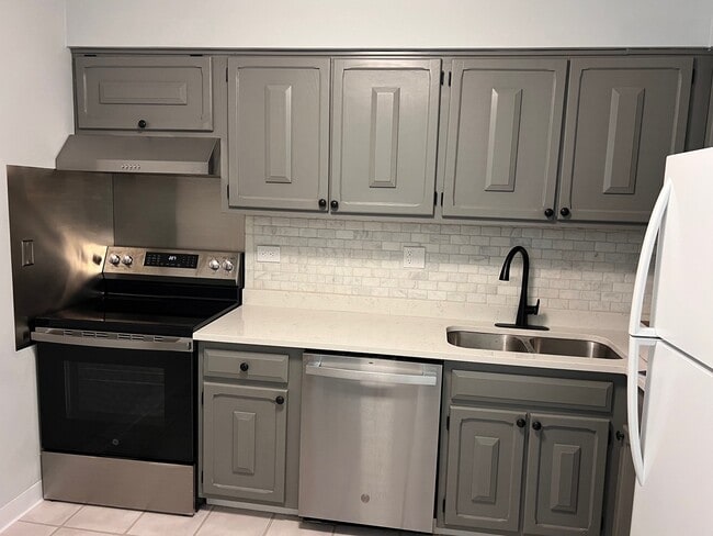 Building Photo - 707 Falcon Dr