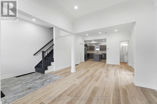 Building Photo - 167 Rosslyn Ave N