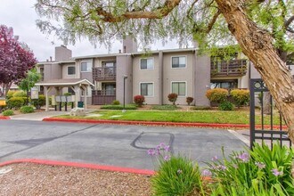 Building Photo - 427 W Laurel Dr