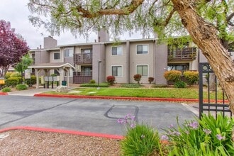 Building Photo - 427 W Laurel Dr