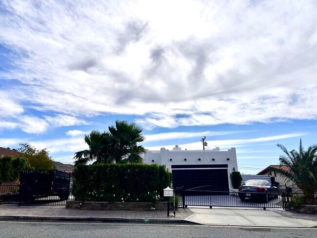 Foto del edificio - 9762 Palm Dr