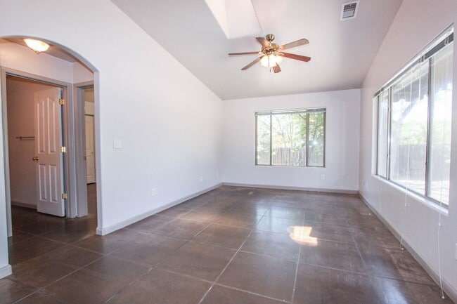 Building Photo - 202 Robinson Dr