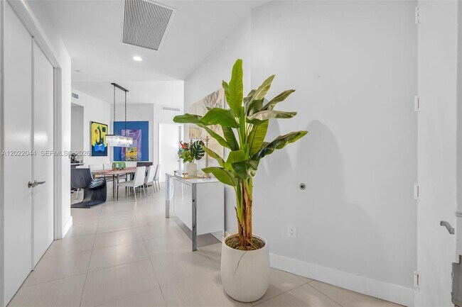 Building Photo - 15811 Collins Ave
