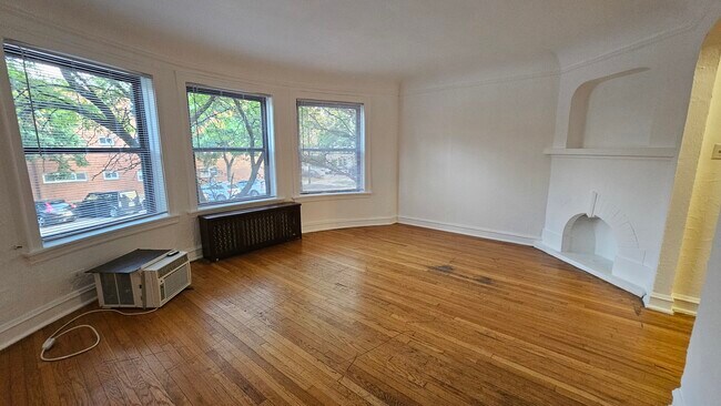 Building Photo - 2456 W Catalpa Ave