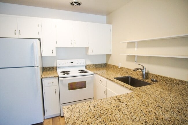 Building Photo - Irvington 1Bdr w/Patio Ready Late October!