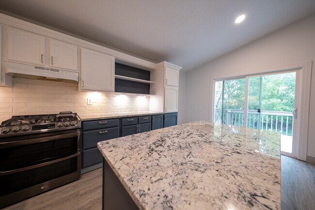 Building Photo - 10280 Tarn Cir