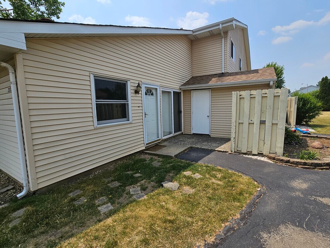 2323 Aster Dr Unit 4, Crest Hill, IL 60403 Condo for Rent in Crest