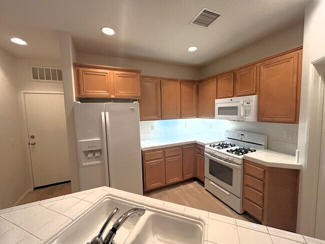 Foto del edificio - Tulsa Pl #105 Rancho Cucamonga, CA (2 Bedrooms/ 3 Bathrooms)