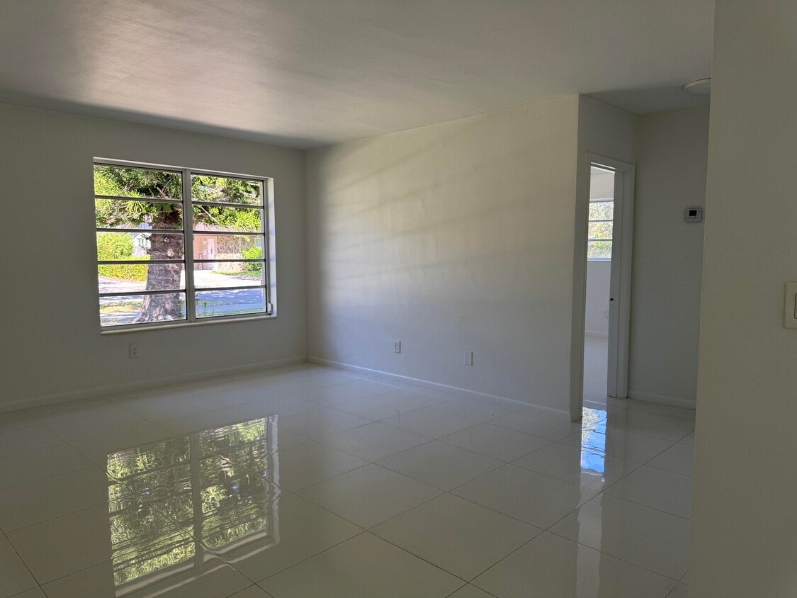 Sala de estar delantera y segundo dormitorio - 11535 SW 81st Rd