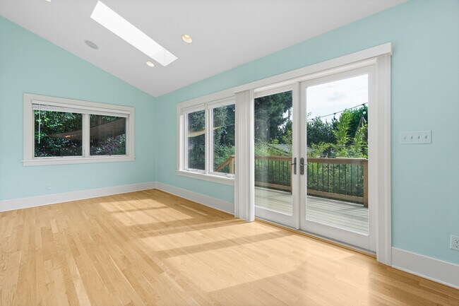 Building Photo - 118 NE 64th St