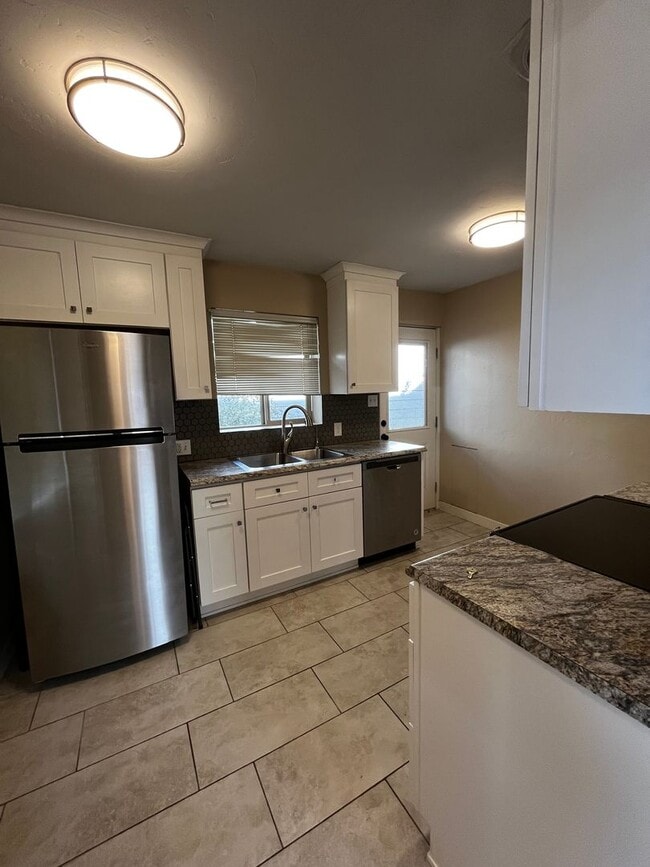 Building Photo - Updated Two Bed One Bath Duplex in Edgewater