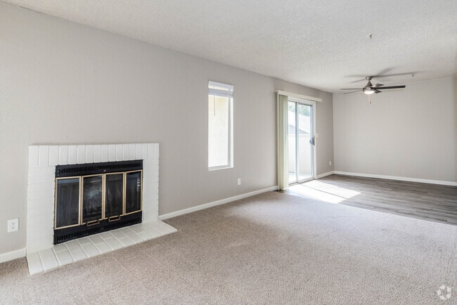 2BR, 2BA - 1002SF Livingroom - River Run