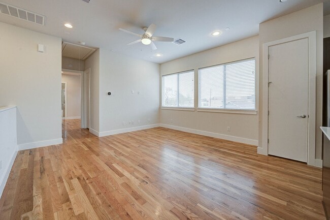 Building Photo - Modern home just minutes away from Downtown