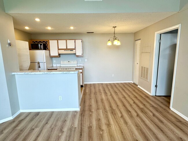 Building Photo - Gated 1 bedroom condo with washer and dryer