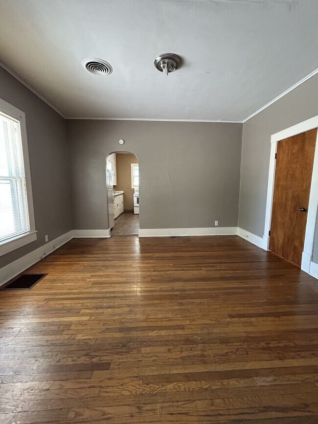Foto del edificio - Large 3 bedroom 1 bath steps away from PSU Campus!!