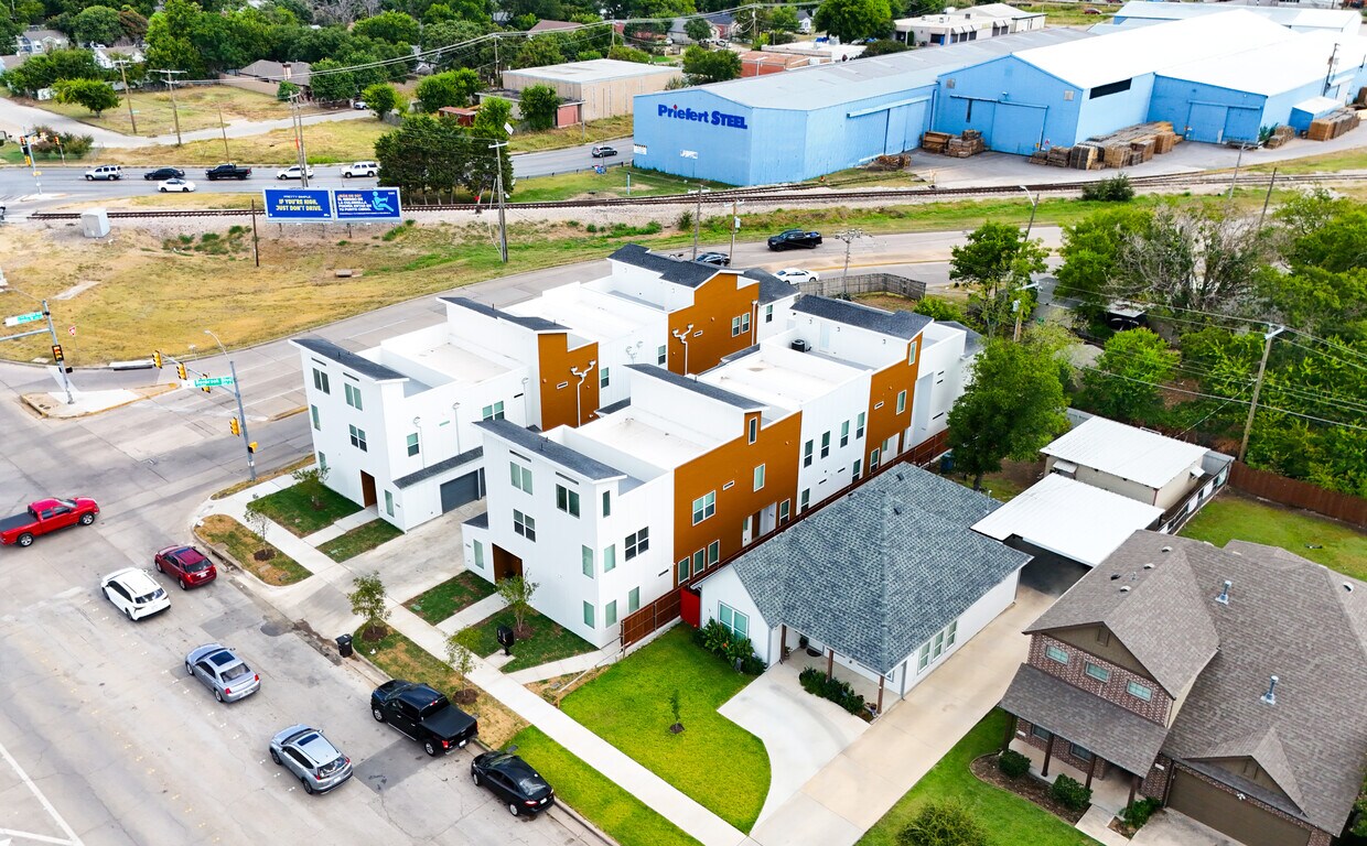 Primary Photo - 2509 Benbrook Blvd