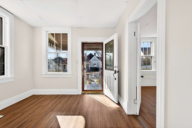 Building Photo - 908 Gilmore Ave