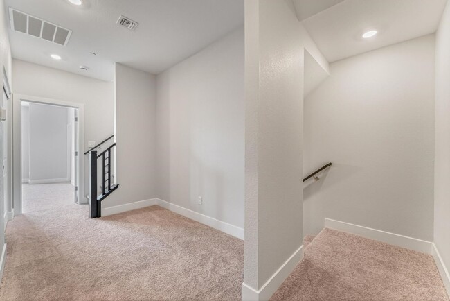 Building Photo - Charming 3BR Townhome in Las Vegas