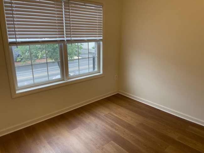 Building Photo - 3BR/ 2.5 Bath Modern Townhouse