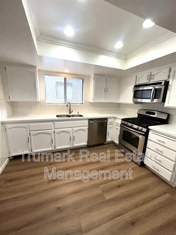 Building Photo - 3831 La Crescenta Ave
