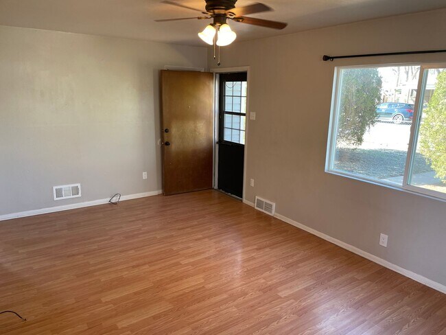 Foto del edificio - Adorable 2 Bedroom, 1 Bathroom Home with H...